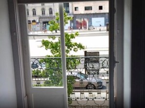Interior - 'Inn Chiado - Triple Room 4' with Balcony, Wi-Fi and Air Conditioning (Lisboa)