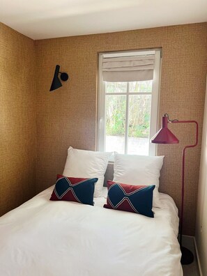 A bedroom with a bed, pillows, a window, and a floor lamp. - Renovated house in top Cap Ferret location A0344 (Lège-Cap-Ferret)