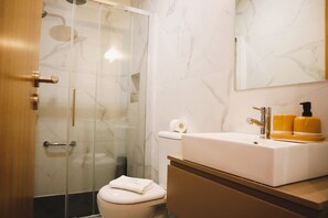 Shower, hair dryer, towels, soap - Francos Family House (Porto)
