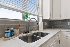 Fridge, microwave, oven, stovetop - Mais La House-Garage-KING-85`TV-Cajun Luxury (Youngsville)