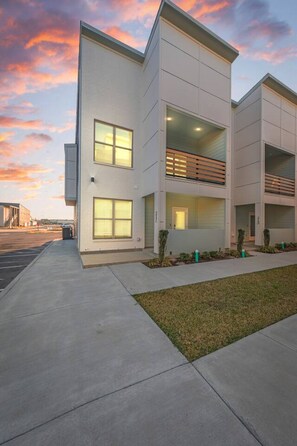 Exterior - Mais La House-Garage-KING-85`TV-Cajun Luxury (Youngsville)