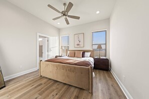 Tabla de planchar con plancha, wifi, ropa de cama