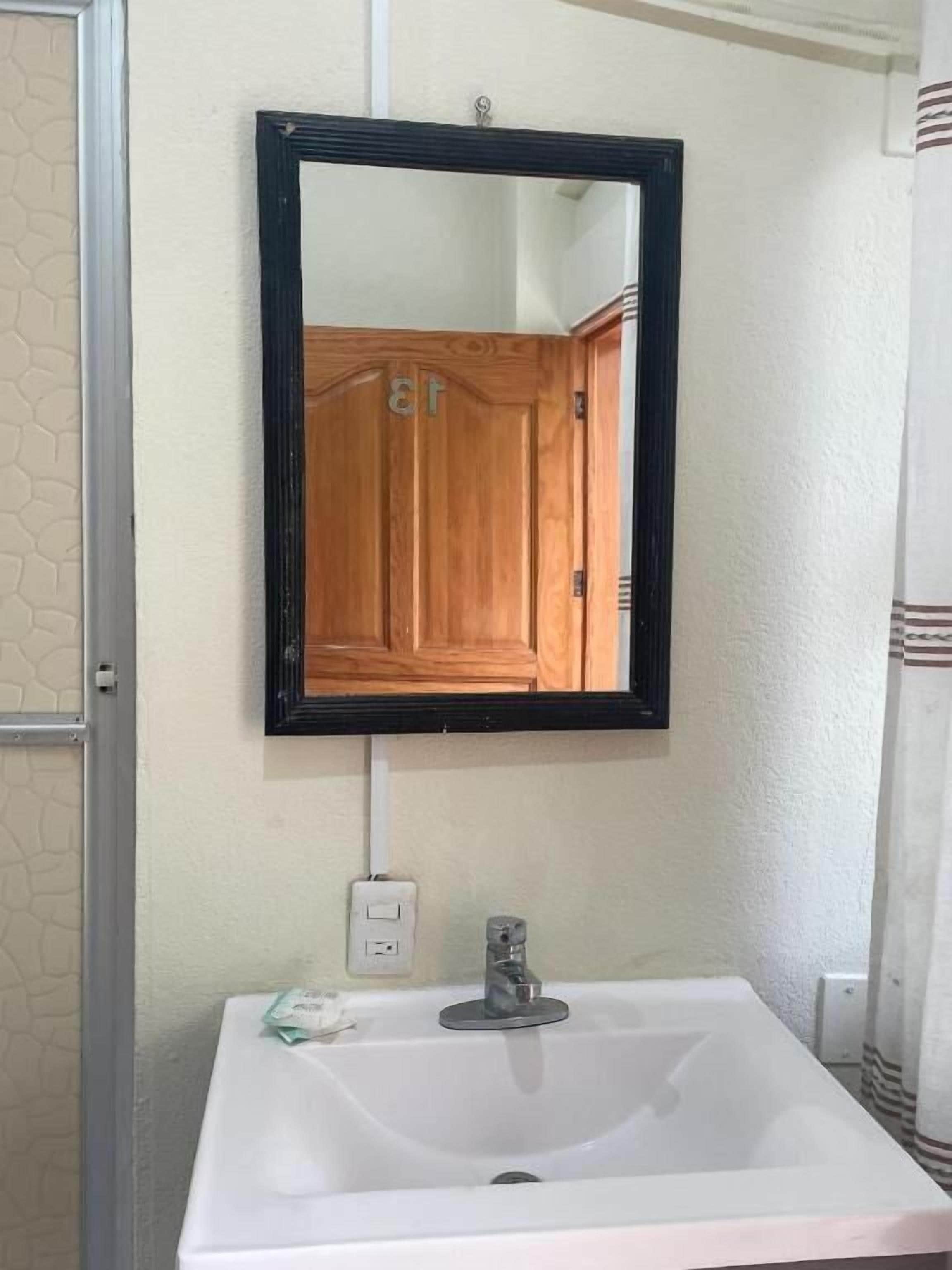 Habitación triple básica | Baño