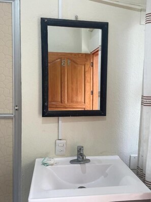 Basic Triple Room | Bathroom - Casa Laani (San Pedro Mixtepec)