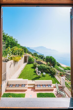 Terrace/patio - aLone, in  private garden, at 1,5 Km. from downtown  Amalfi and close to a beach (Amalfi)