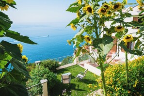 Terrace/patio - aLone, in  private garden, at 1,5 Km. from downtown  Amalfi and close to a beach (Amalfi)