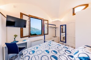 2 bedrooms, desk, iron/ironing board, free WiFi - aLone, in  private garden, at 1,5 Km. from downtown  Amalfi and close to a beach (Amalfi)