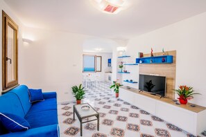 TV - aLone, in  private garden, at 1,5 Km. from downtown  Amalfi and close to a beach (Amalfi)