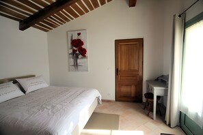 Iron/ironing board, WiFi, bed sheets - Gîte "Les Deux Cèdres" near Cassis, La Ciotat, Aubagne, shared pool, air conditioning (La Penne-sur-Huveaune)