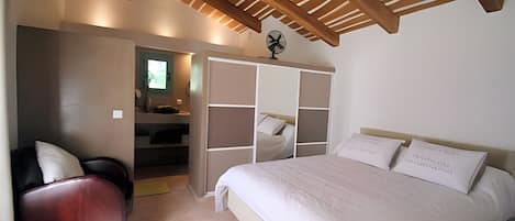 Silitysrauta/-lauta, Wi-Fi, vuodevaatteet