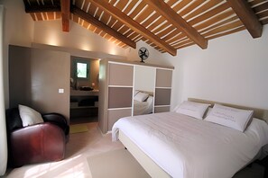 A bedroom with a bed, a chair, a wardrobe, and a ceiling fan. - Gîte "Les Deux Cèdres" near Cassis, La Ciotat, Aubagne, shared pool, air conditioning (La Penne-sur-Huveaune)