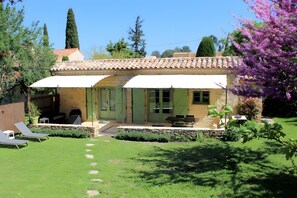 Exterior - Gîte "Les Deux Cèdres" near Cassis, La Ciotat, Aubagne, shared pool, air conditioning (La Penne-sur-Huveaune)