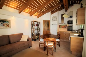 TV - Gîte "Les Deux Cèdres" near Cassis, La Ciotat, Aubagne, shared pool, air conditioning (La Penne-sur-Huveaune)