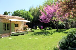 A house with a patio, a garden with a lawn, and a tree with purple flowers. - Gîte "Les Deux Cèdres" near Cassis, La Ciotat, Aubagne, shared pool, air conditioning (La Penne-sur-Huveaune)