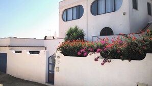 A modern building with a flat roof, large windows, and a white exterior. - Guest House B&B Villa Ziella (Pachino)