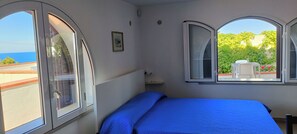 Studio, uitzicht op zee | Een kluis op de kamer, een bureau, verduisterende gordijnen, gratis wifi