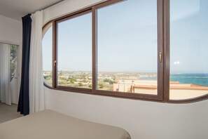 Panoramic Apartment, Sea View | Peti besi dalam bilik, meja, langsir/tirai gelap terus, Wi-fi percuma 