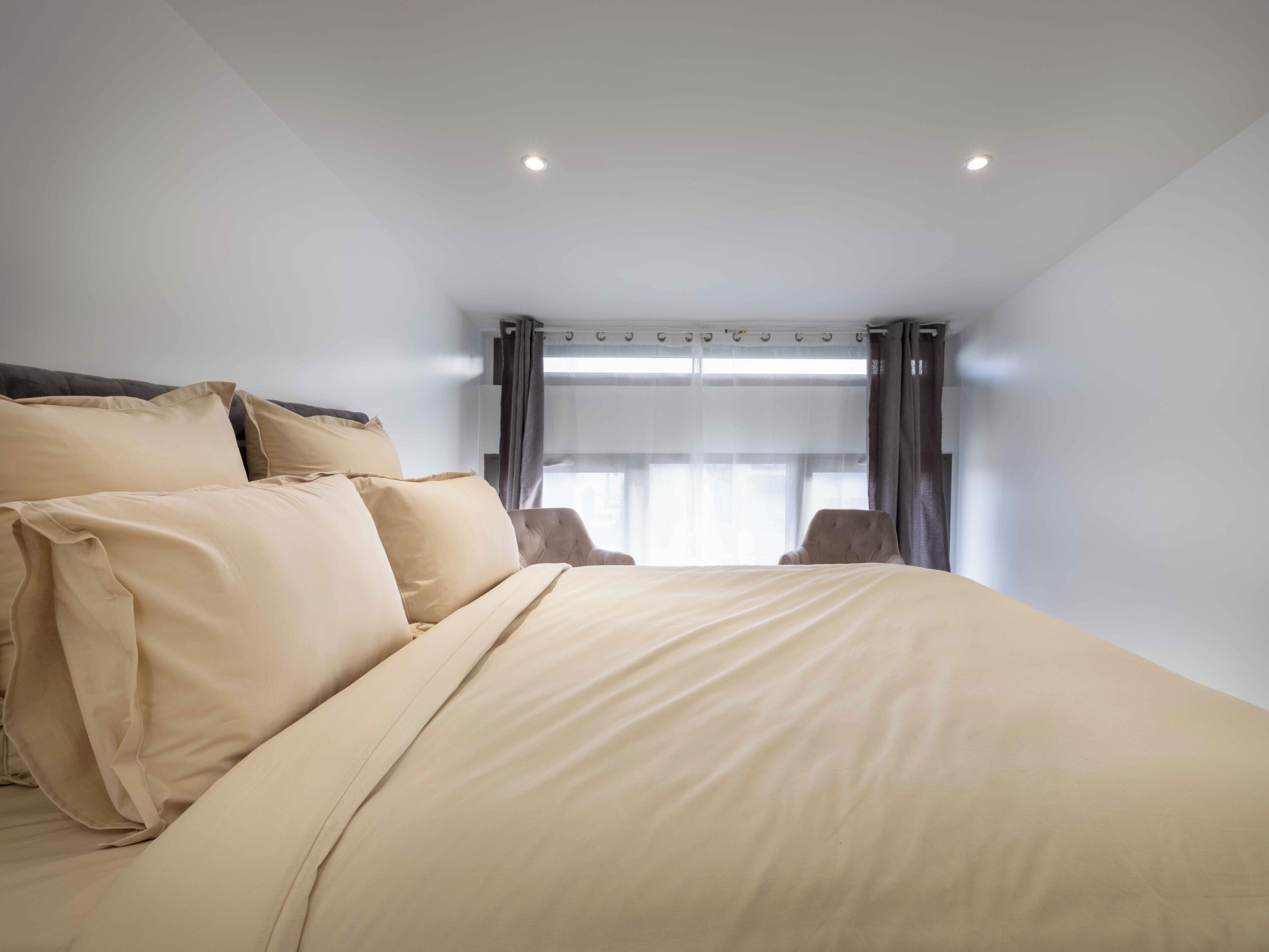 Tabla de planchar con plancha, acceso a internet y ropa de cama 