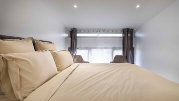 Tabla de planchar con plancha, acceso a internet y ropa de cama