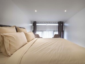 Tabla de planchar con plancha, acceso a internet y ropa de cama 