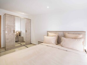 Iron/ironing board, Internet, bed sheets - 30 minutes from Paris I Luxury Villa 11 (Osny)