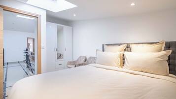 Iron/ironing board, internet, bed sheets