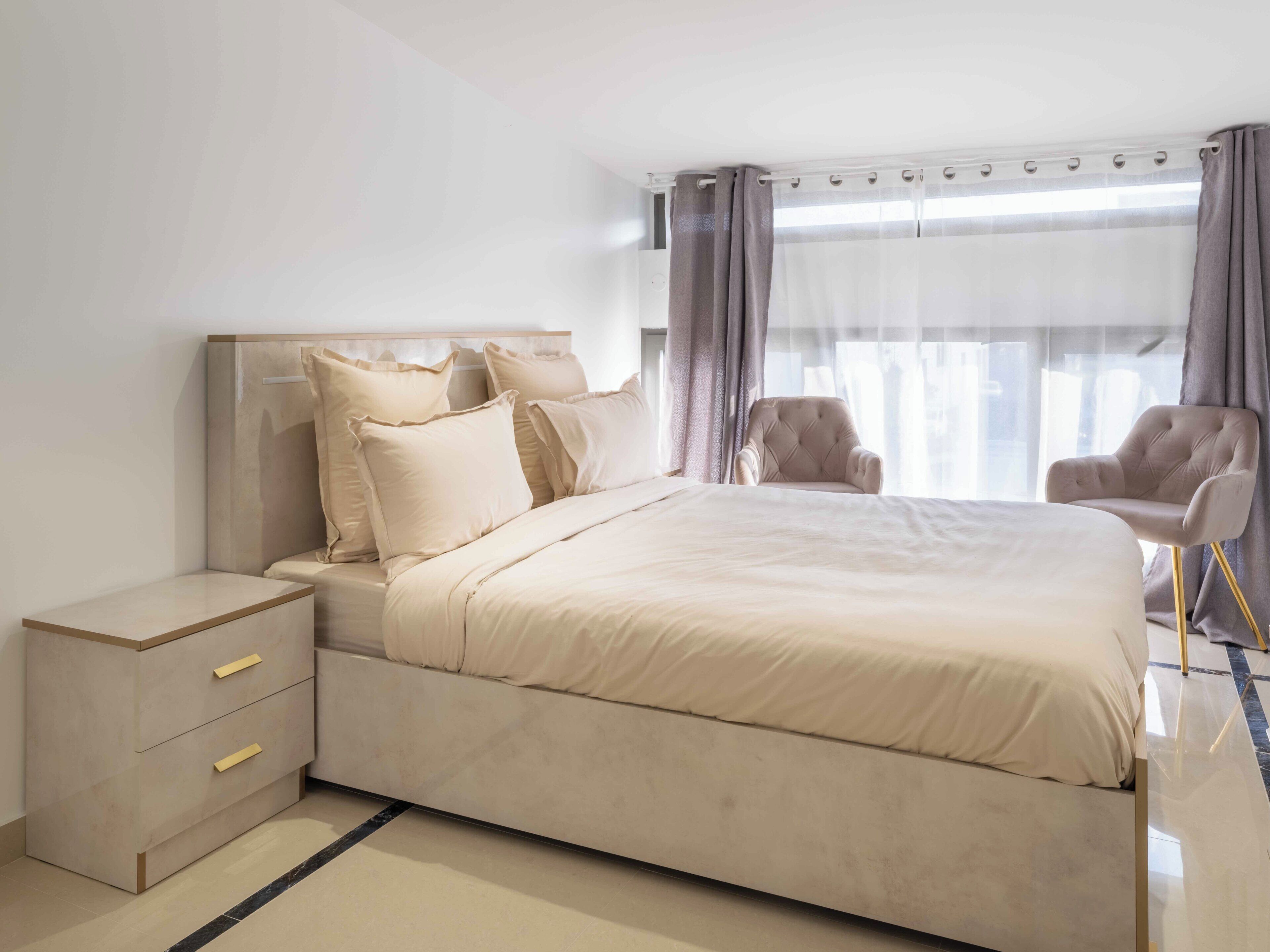 Een strijkplank/strijkijzer, internet, beddengoed