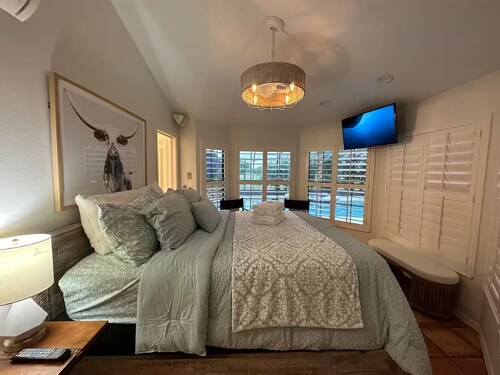 Luxury Cabana at Ostrich Ranch, Petting Zoo Safari