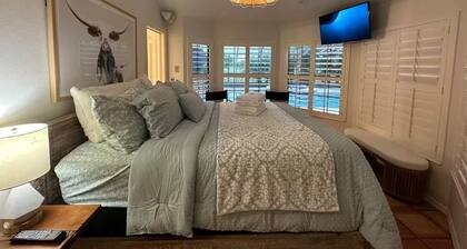 Luxury Cabana at Ostrich Ranch, Petting Zoo Safari