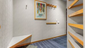 Ein Hotelzimmer mit einer Holztreppe, einem gerahmten Kunstwerk an der Wand und einem kleinen Tisch.