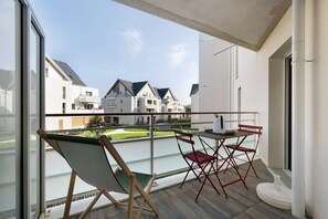 Outdoor dining - Chic Apartment with Private Terrace and Wi-Fi in Pornic (Pornic)