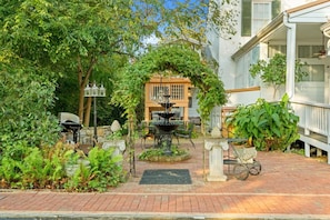 Outdoor dining - Bashford Manor Inn (Louisville)