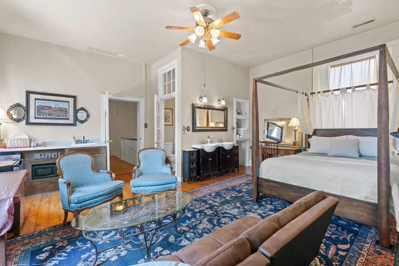 Studio Suite, 1 Queen Bed, Non Smoking, Kitchenette | Desk, laptop workspace, free WiFi