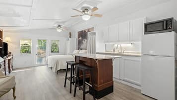 Apartment, 1 Queen Bed, Non Smoking, Kitchenette | Private kitchen