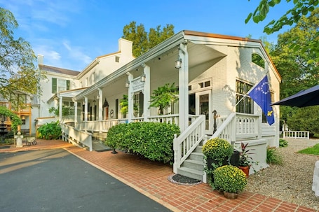 Exterior. Bashford Manor Inn