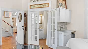 Studio Suite, 1 King Bed, Non Smoking, Kitchenette | Desk, laptop workspace, free WiFi