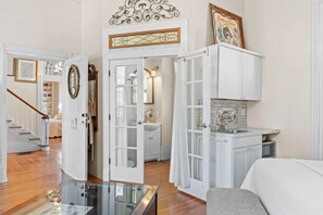 Studio Suite, 1 King Bed, Non Smoking, Kitchenette | Desk, laptop workspace, free WiFi - Bashford Manor Inn (Louisville)