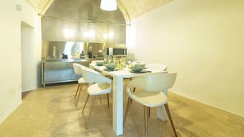 Villa Deluxe, 3 camere da letto, piscina privata, vista piscina | Cucina privata | Frigorifero con congelatore, microonde, forno, piano cottura