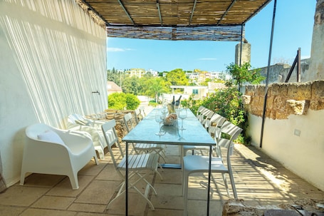 Outdoor dining. Dimora Zenieri Terrazze e Piscina