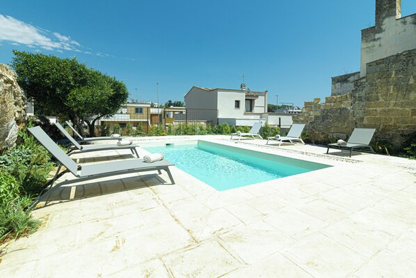 Una piscina al aire libre de temporada
