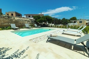Una piscina al aire libre de temporada