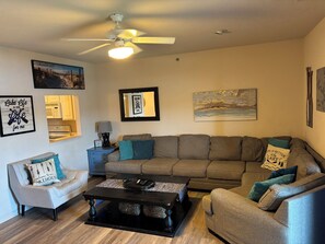 Living area - Spacious waterfront 3-bedroom condo in pleasant Sunrise Beach with pool access (Sunrise Beach)