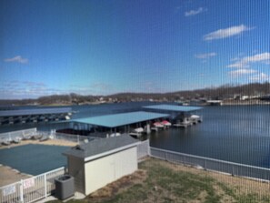 Property grounds - Spacious waterfront 3-bedroom condo in pleasant Sunrise Beach with pool access (Sunrise Beach)