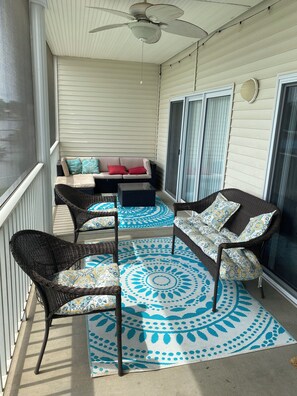 Terrace/patio - Spacious waterfront 3-bedroom condo in pleasant Sunrise Beach with pool access (Sunrise Beach)