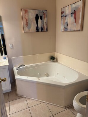 Shower, jetted bath, hair dryer, towels - Spacious waterfront 3-bedroom condo in pleasant Sunrise Beach with pool access (Sunrise Beach)