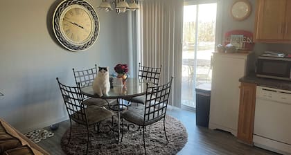 Adorable townhome with in Blue Springs 10 Miles from GEHA STADIUM