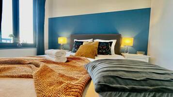 Een strijkplank/strijkijzer, wifi, beddengoed