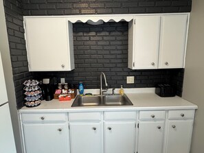 Private kitchen - Cozy 3bedroom pet friendly home in peaceful Marquette perfect for relaxing stays (Marquette)