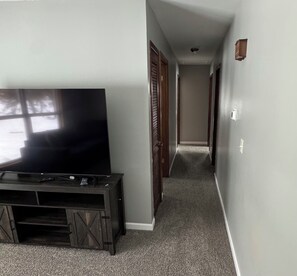 Interior - Cozy 3bedroom pet friendly home in peaceful Marquette perfect for relaxing stays (Marquette)