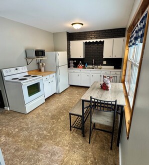 Private kitchen - Cozy 3bedroom pet friendly home in peaceful Marquette perfect for relaxing stays (Marquette)